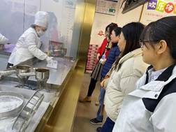 人们在厨房里

中度可信度描述已自动生成
